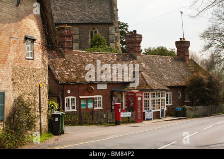 Le bureau de poste dans le centre de la Thameside village de Clifton Hampden, Oxfordshire, UK Banque D'Images