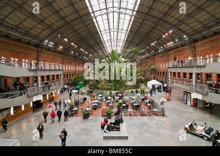 Intérieur de la gare d'Atocha, le centre de Madrid, Espagne Banque D'Images