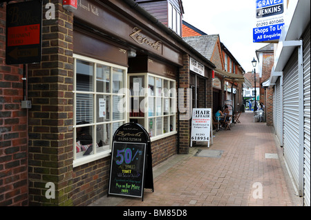 Boutiques à pied de l'église en centre-ville de Crawley West Sussex UK Banque D'Images