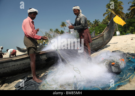 Les pêcheurs travaillant sur Marari Beach plage secrète ou près de la ville d'Alleppey au Kerala, en Inde. Banque D'Images