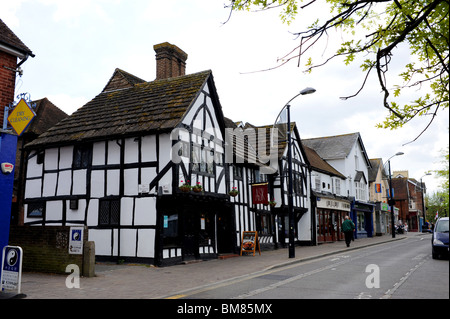 Propriété de style Tudor Demander maintenant un restaurant en centre-ville de Crawley West Sussex UK Banque D'Images