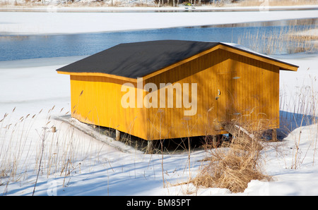 Hangar à bois berge , Finlande Banque D'Images