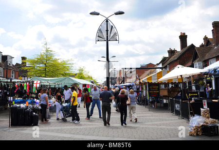 Étals de marché ouverts dans la High Street dans le centre-ville de Crawley West Sussex UK 2010 Banque D'Images