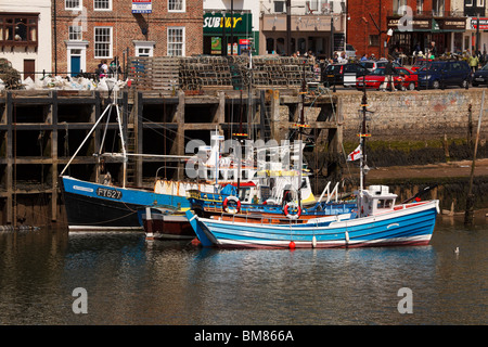 Bateaux de pêche dans le port de Scarborough. Yorkshire, Angleterre Banque D'Images