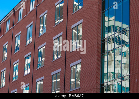 Appartements modernes montrant les réflexions de vieux bâtiments et le ciel bleu à Nottingham en Angleterre UK Banque D'Images