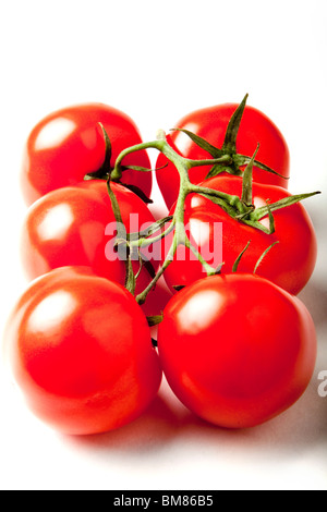 Les tomates sur la vigne produit shot. Banque D'Images