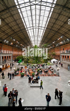 Intérieur de la gare d'Atocha, le centre de Madrid, Espagne Banque D'Images