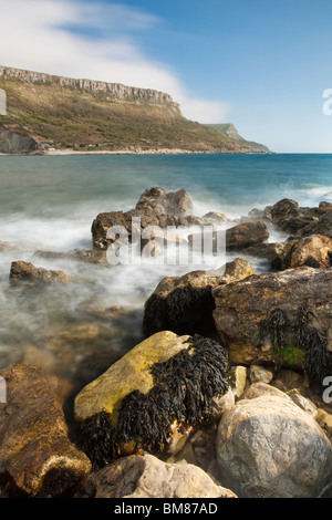 Surfez briser sur les roches à Chapman's extérieure à la direction St Aldhelm's Head, Dorset, UK Banque D'Images