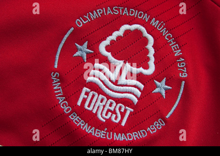 Le Nottingham Forest Football Club logo sur un maillot de foot Banque D'Images