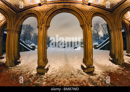 Fish Eye View de Fontaine Bethesda à New York City's Central Park vu à travers les arches de Bethesda terrace sur une nuit de neige Banque D'Images