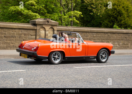 Voiture de sport MG Midget sur passe sur un pont. Banque D'Images