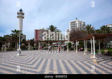 Phare et promenade. Torre del Mar, Costa del Sol. La province de Malaga. L'Andalousie. L'Espagne. L'Europe Banque D'Images