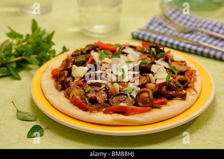 Des pizzas avec des champignons shiitake Recette disponible. Banque D'Images