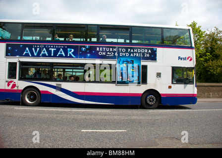 Bus sur la route. Banque D'Images