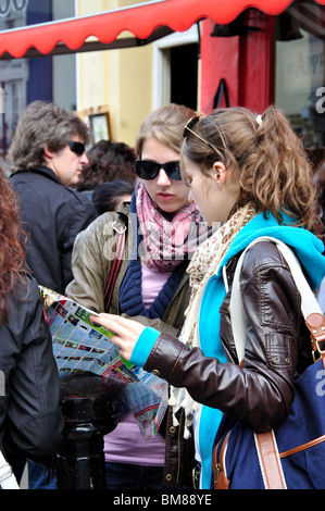 Les filles avec la carte, marché d'antiquités de Portobello, Portobello Road, Notting Hill, Grand Londres, Angleterre, Royaume-Uni Banque D'Images