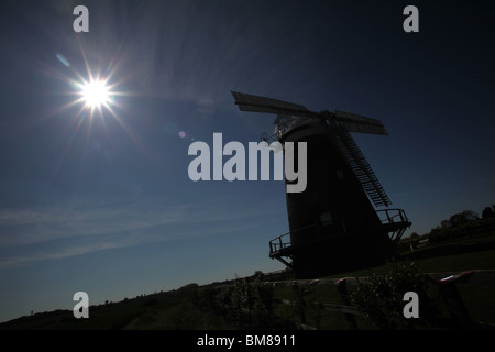 John Webb 1803 moulin à vent, qui a récemment perdu une voile, dans la ville historique de Thaxted, Essex, Angleterre. Banque D'Images