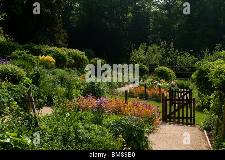 Les couleurs de l'image de fleurs de printemps à l'Exedra jardin à Painswick Rococo Garden dans les Cotswolds, Royaume-Uni Banque D'Images