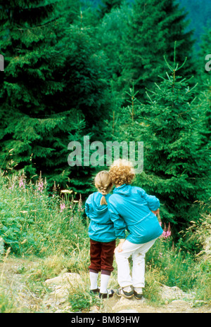 Deux sœurs méditer entrer forêt sombre en Allemagne sentier pédestre en plein air loisirs fun marche partager l'amour peur peur Banque D'Images