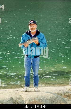 L'homme détient la truite de 7 livres pris dans le lac du sud, l'Est de la Sierra, près de l'évêque, CA, USA Banque D'Images
