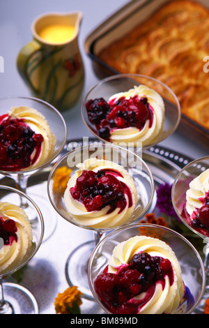 Mousse au fromage blanc avec coulis de fruits rouges Banque D'Images