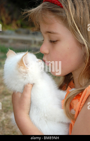 Cinq ans blanc donnant un baiser MR chaton Banque D'Images