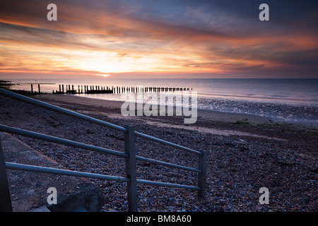 À l'ouest sur la baie près de birchington minnis, kent comme les soleils définit sur un début de soirée d'été Banque D'Images