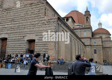 La surcote de la façade de la Basilique di San Lorenzo. Giovanni di Bicci commandé Filippo Brunelleschi pour concevoir l'église... Banque D'Images