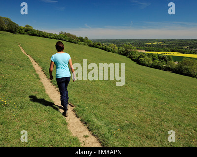 Woman walking along the North Downs Way, Kent. Banque D'Images