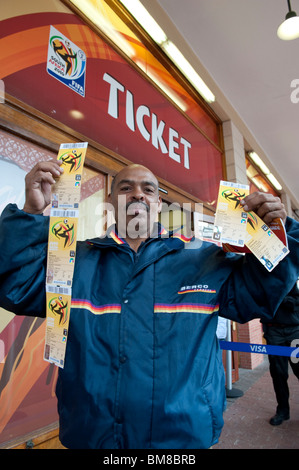 Les fans de football attendent pour acheter des billets pour la Coupe du Monde de Football 2010 en Afrique du Sud Banque D'Images