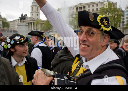 Un homme à Morris une danse traditionnelle réunion à Trafalgar Square, Londres. Banque D'Images