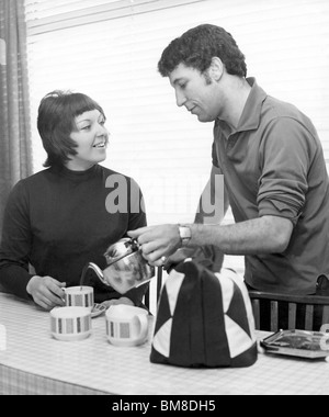 TOM JONES - chanteur gallois avec son épouse Linda à leur accueil en 1967 Londres Banque D'Images