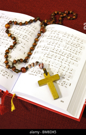 Livre de cantiques et du rosaire bead- détail Banque D'Images