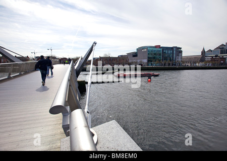 Bateau sur le liffey à Dublin Banque D'Images