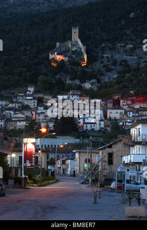 Château du 12ème siècle donnant sur le village de San Pio delle Camere dans les Abruzzes, Italie Banque D'Images