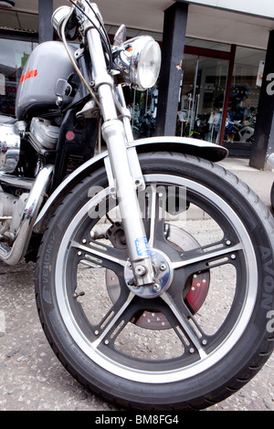 De moto roue avant et fourche sur une moto Harley Davidson à l'extérieur de Scotspeed moto shop Dumfries UK Banque D'Images