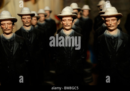 Univers miniatures du défunt médecin vénézuélien Jose Gregorio Hernandez sec dans une usine cerarmic à San Cristobal, Venezuela. Banque D'Images