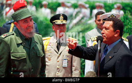 Le Président du Venezuela Hugo Chavez, droite, parle avec le président cubain Fidel Castro à l'aéroport Simon Bolivar de Caracas". Banque D'Images