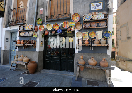 L'extérieur du magasin de souvenirs avec l'affichage de la poterie dans la Plaza Mayor, Madrid, Castille-La Manche, Espagne Banque D'Images