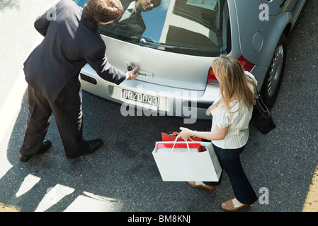 Couple voiture bicorps à ranger les sacs Banque D'Images