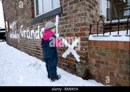 Joyeux anniversaire papi message écrit dans la neige sur le mur en grand broughton North Yorkshire Banque D'Images