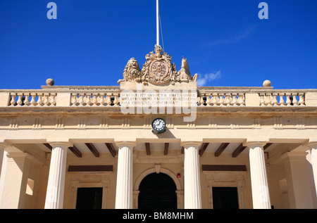 Les édifices gouvernementaux avec des décorations dans la forme d'un lion et licorne avec bouclier, près de la place de la République, La Valette Banque D'Images