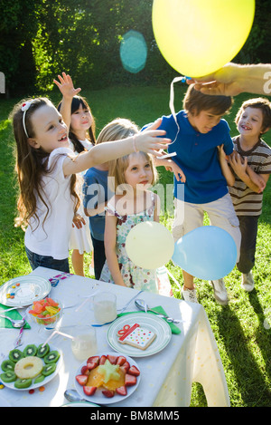 Distribution de ballons à des anniversaires Banque D'Images