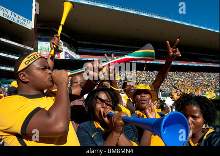 Scène de foule avec des supporters de football Vuvuzela Cape Town Afrique du Sud Banque D'Images