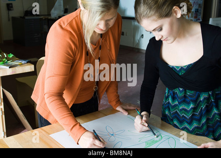 Les femmes artistes collaborant sur le dessin Banque D'Images