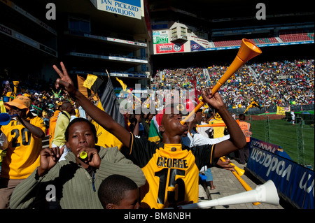 Scène de foule avec des supporters de football Vuvuzela Cape Town Afrique du Sud Banque D'Images