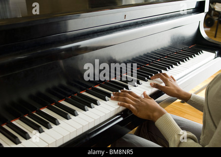 Le pianiste joue du piano Banque D'Images