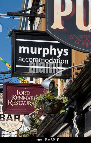 Pub irlandais et restaurant signes, Killarney, comté de Kerry Banque D'Images