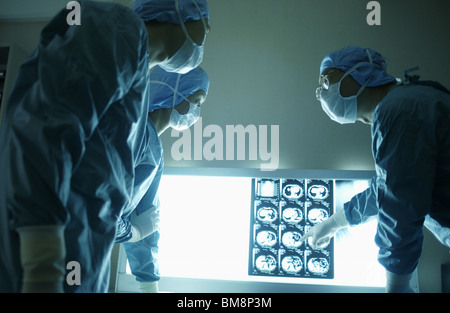 Chirurgiens discuter des rayons X Banque D'Images