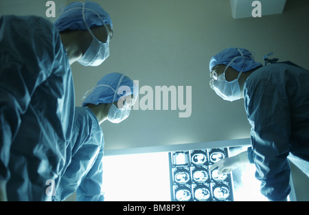 Chirurgiens discuter des rayons X Banque D'Images