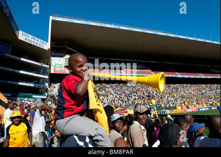 Scène de foule les supporters de football enfant avec Vuvuzela Cape Town Afrique du Sud Banque D'Images